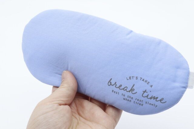 100均ダイソーのアイマスク保冷剤付き