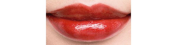 モードに仕上がる鮮やかな黄みレッド