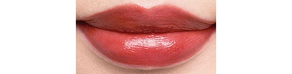 深みのあるレッドブラウンで洗練顔に