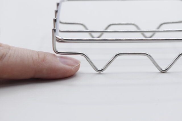 セリアのステンレスキッチン洗剤ボトルラックは足付きで直置きにならずヌメリ対策できる