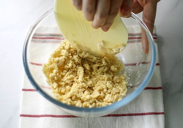 キャラメルコーヒーパウンドケーキのレシピ クランブルの材料を混ぜ合わせる
