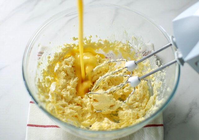 キャラメルコーヒーパウンドケーキのレシピ 溶き卵を数回に分けて加え都度混ぜる