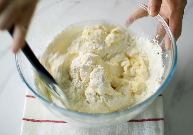 キャラメルコーヒーパウンドケーキのレシピ 薄力粉とベーキングパウダーを加えて混ぜる