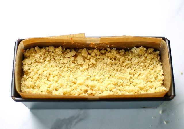 キャラメルコーヒーパウンドケーキのレシピ ケーキ生地を型に入れクランブルをのせる