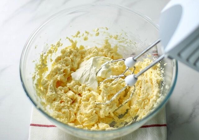 キャラメルコーヒーパウンドケーキのレシピ クリームチーズを加えて混ぜる