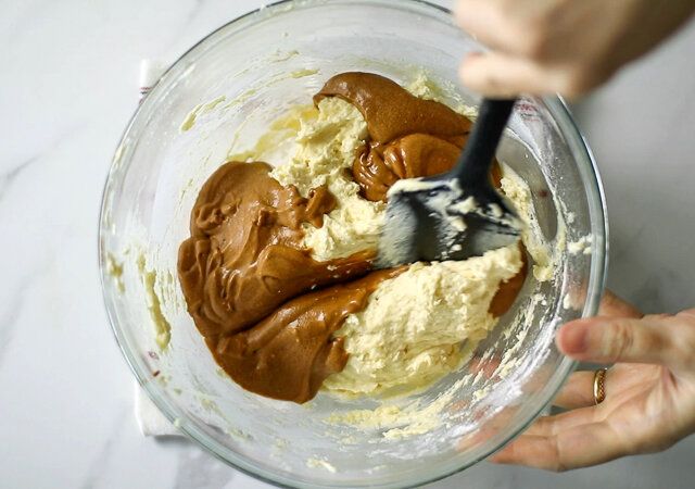 キャラメルコーヒーパウンドケーキのレシピ 2種のケーキ生地をマーブル状に混ぜる