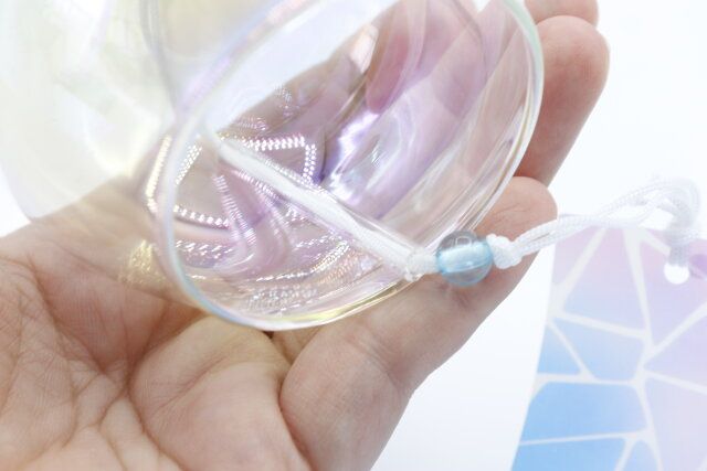 ダイソーのガラス風鈴（オーロラ、A）の舌