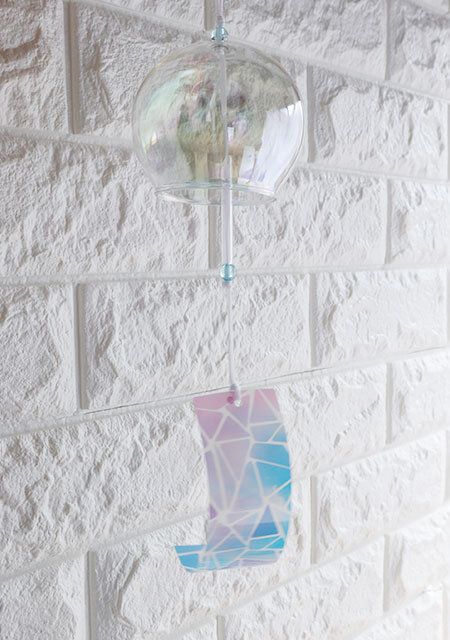 ダイソーのガラス風鈴（オーロラ、A）を飾った様子