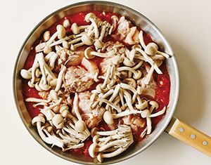 仕込み5分、加熱10分！ ごちそうフライパン煮込み「チキンとパプリカのトマト煮込み」の画像2