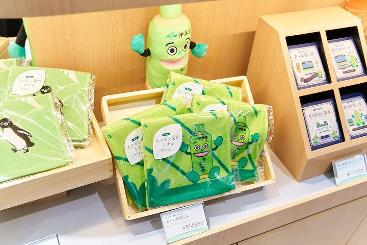 博物館限定販売の「カテキン染めタオル お〜いお茶くん」1100円