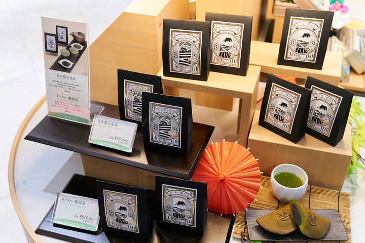 スタンドBOX入りリーフ「旨み 鹿児島茶]40g972円、「あじわい静岡茶」40g810円