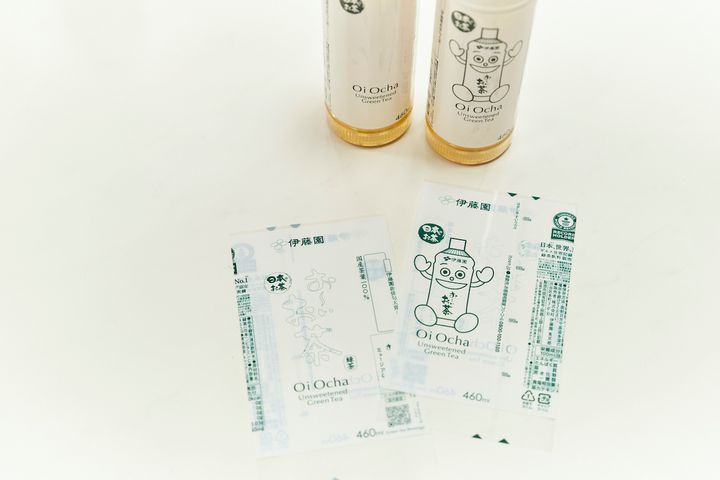 オリジナルの「お〜いお茶」ラベル作り（料金未定）。ラベルデザインは2種類
