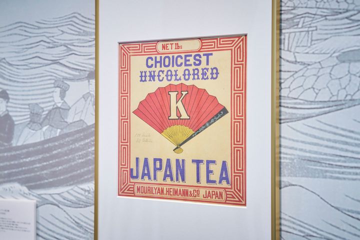 上の文字はブランド名（商標）、下は社名・仕向け地などが書かれている