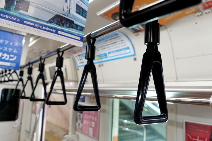 電車の車内のイメージ