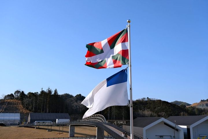 サンセバスチャンとの友好の証である旗が掲げられていました