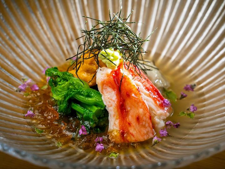 恵比寿『割烹 うづき』の「タラバガニと雲丹、汲み湯葉のポン酢ジュレがけ」