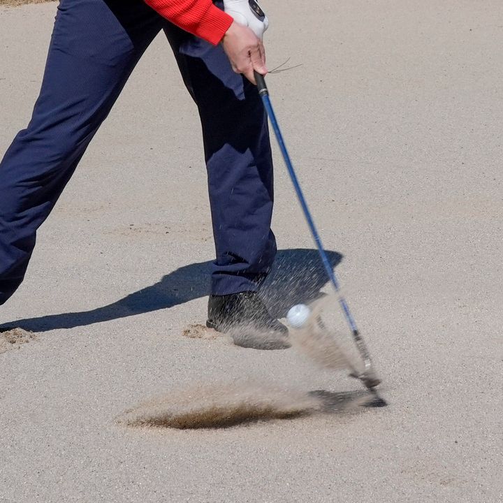 いつもヒザを少し深く曲げて、体の重心を下げるだけ！ バンカーの超簡単ワンポイント