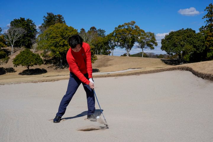 いつもヒザを少し深く曲げて、体の重心を下げるだけ！ バンカーの超簡単ワンポイント