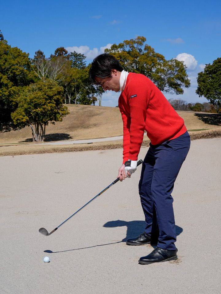 いつもヒザを少し深く曲げて、体の重心を下げるだけ！ バンカーの超簡単ワンポイント