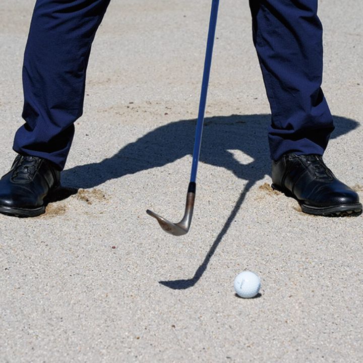 いつもヒザを少し深く曲げて、体の重心を下げるだけ！ バンカーの超簡単ワンポイント