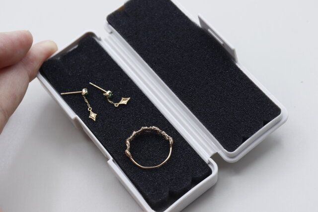 セリアのクッション付き アクセサリーケースの使用例