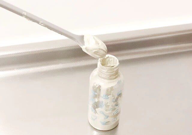 ダイソーのシリコーンロングマドラーでコスメをかき集める