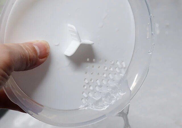 ダイソーの電子レンジ調理器（ご飯一合炊き用）Wから水をこぼす様子