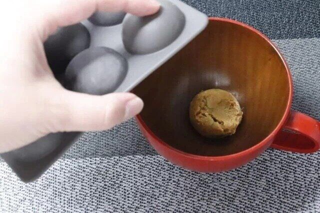 ダイソーのみそ玉ストッカーからみそ玉を出す様子