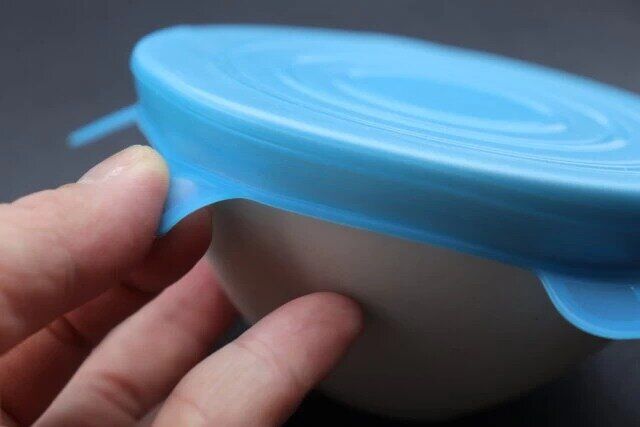 ダイソーのカラーシリコーンカバー（3個セット）を被せる様子