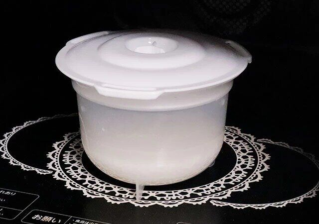 ダイソーの電子レンジ調理器（ご飯一合炊き用）Wを電子レンジで加熱