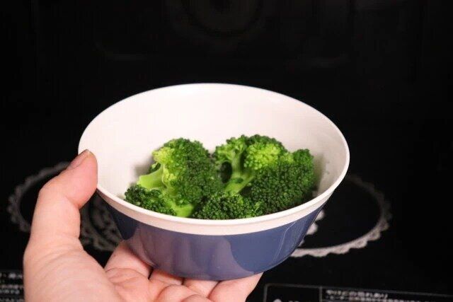 ダイソーのKOKUラウンド深皿小（アイアンブルー）に入れた食材を電子レンジで加熱する様子