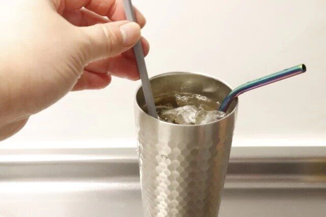 ダイソーのシリコーンロングマドラーでかき混ぜる