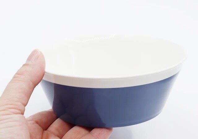 ダイソーのKOKUラウンド深皿小（アイアンブルー）