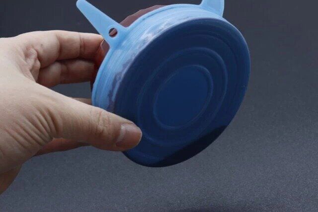 ダイソーのカラーシリコーンカバー（3個セット）をつけた食器を傾ける