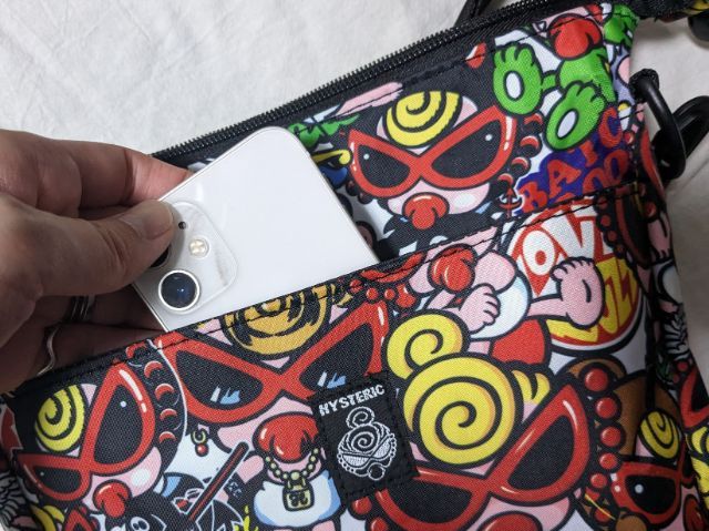 ヒスミニショルダーバッグにスマホを収納