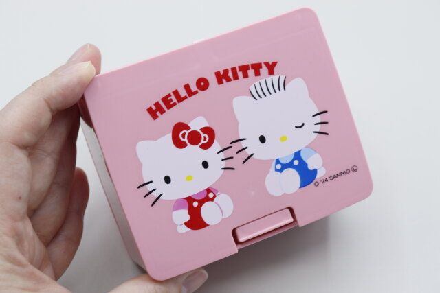 セリアのキティちゃんのワンプッシュ小物ケース