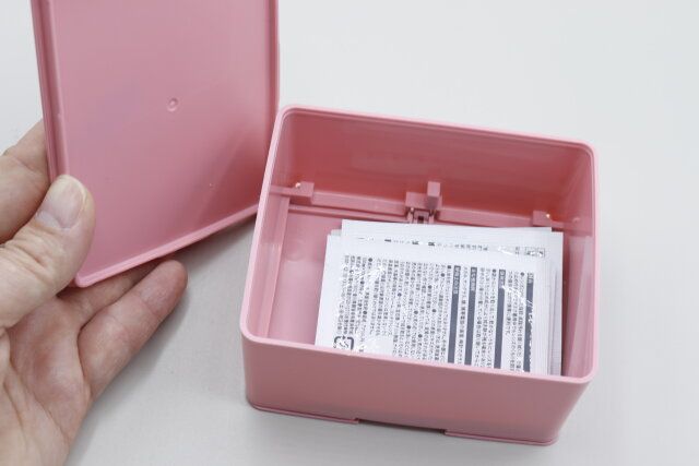 セリアのキティちゃんのワンプッシュ小物ケースの底面を開けた様子