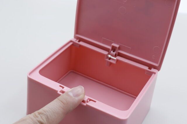 セリアのキティちゃんのワンプッシュ小物ケースのフタを開けた様子