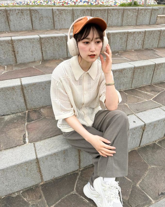 GUメンズのオフホワイトの「ウォッシャブルメッシュニットシャツ(5分袖)」×タックワイドパンツ