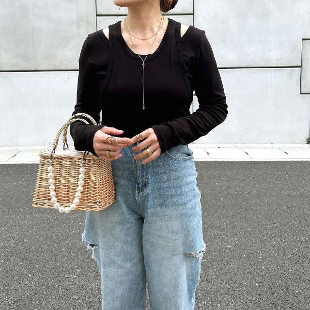 GUの2ピースタンクトップレイヤードTのブラックを着用している