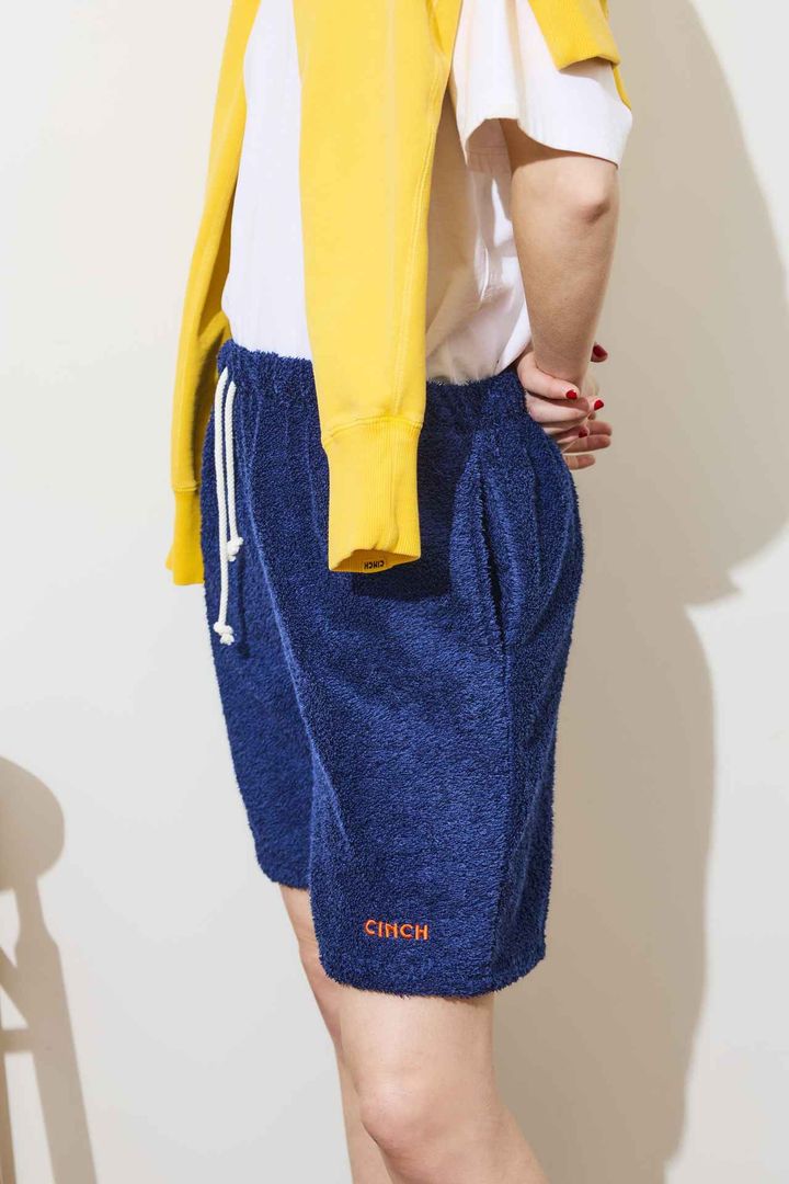 画像: ネイビーにオレンジの「CINCH」のロゴ刺しゅうを施したショーツは、5/3（金）よりシンチのみでの発売。ショーツ￥20,900（税込） 出典：ヒポポタマス