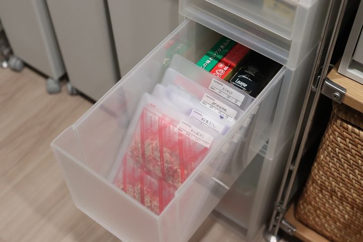 食品を入れたEVAケースを引き出しに収納