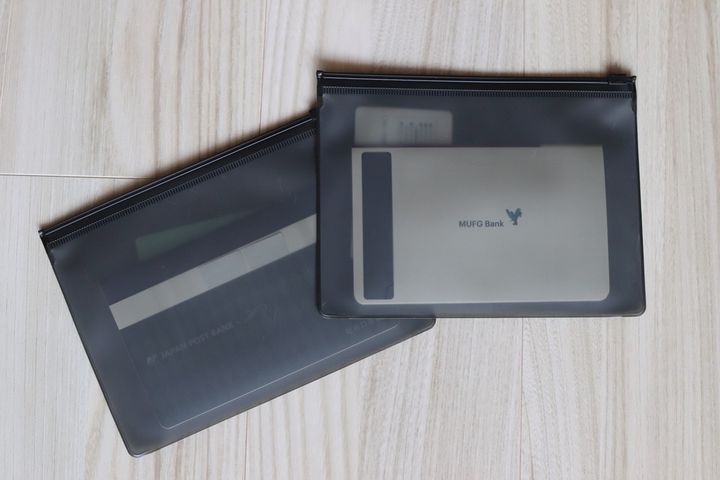 EVAケースに通帳を入れる