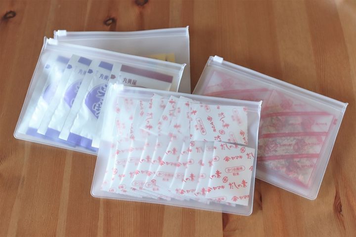 EVAケースに小袋の食品を入れる