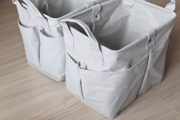 持ち手とポケットがある布バスケット