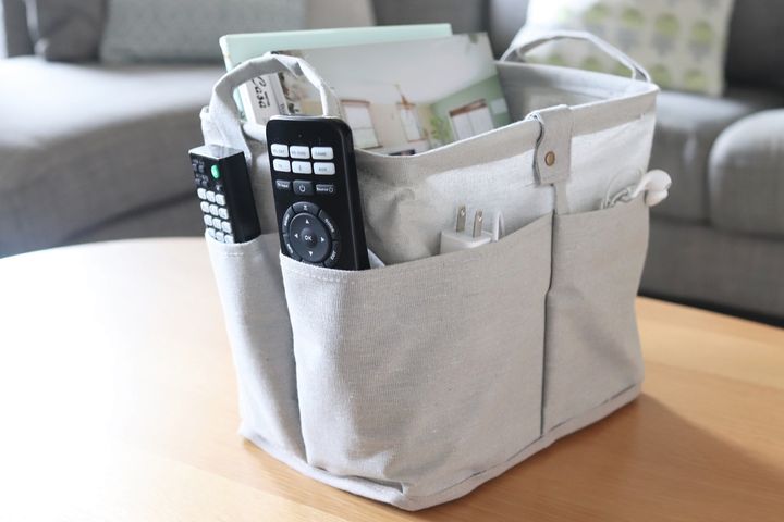 リモコンや雑誌をポケット付きバスケットに収納