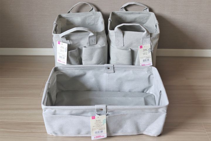 サイズ違いで並べたダイソーのポケット付きバスケット