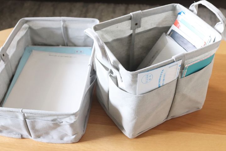 DMや書類をポケット付きバスケットに収納