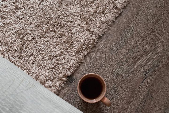 ラグの横にマグカップを置く