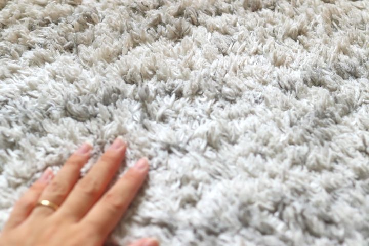 ラグの手触りを確かめる